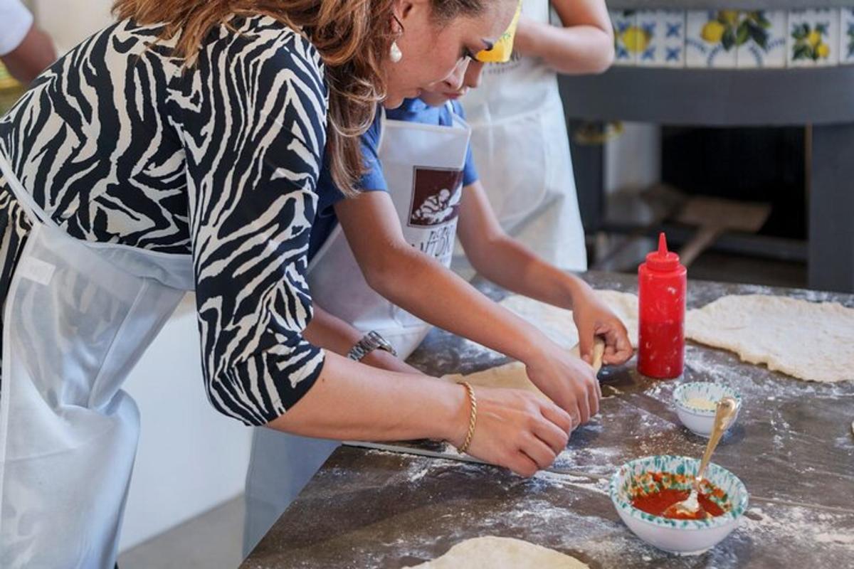 twee vrouwen in een keuken die eten bereiden op een aanrecht