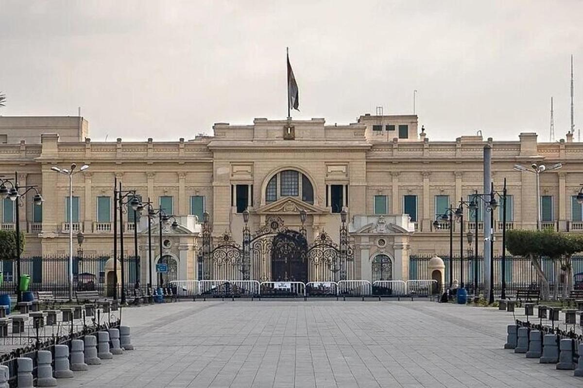 Un gran edificio con una bandera encima.