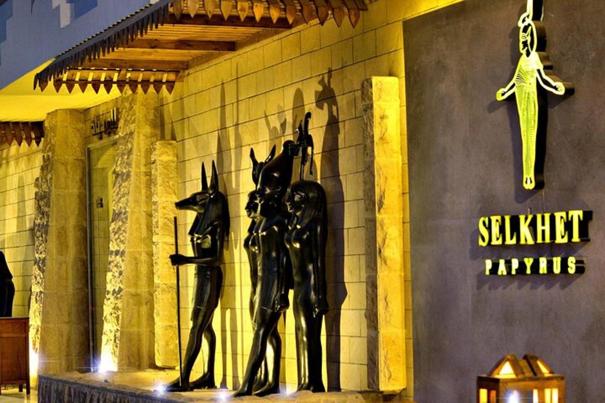 en statue av tre kvinner på siden av en bygning