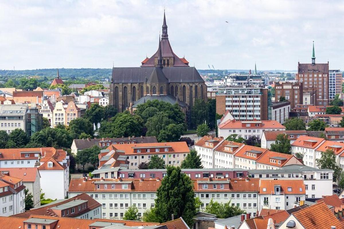 pohled na město s budovami a kostelem