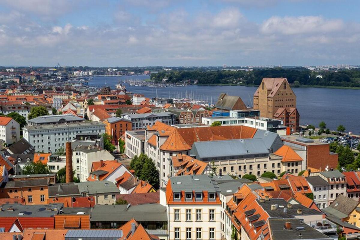 útsýni yfir borg með ánni og byggingum