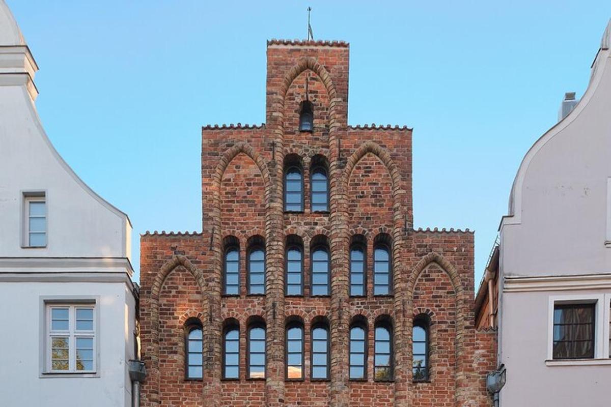 vysoká cihlová budova s věží na vrcholu