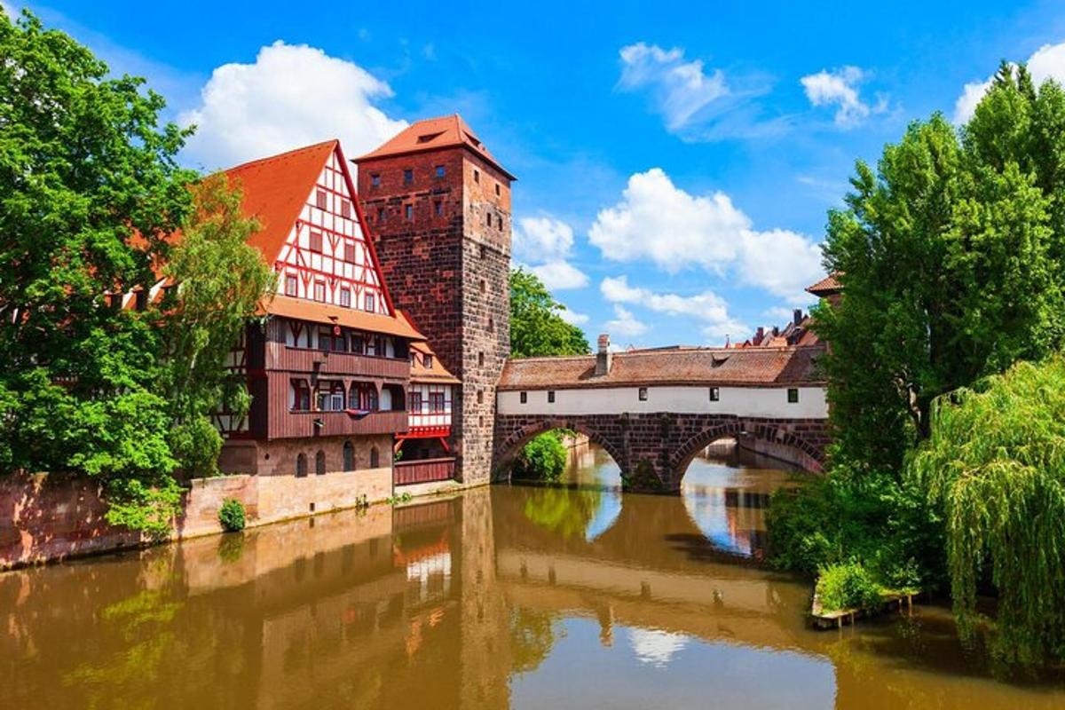 eine Brücke über einen Fluss mit einem Gebäude daneben