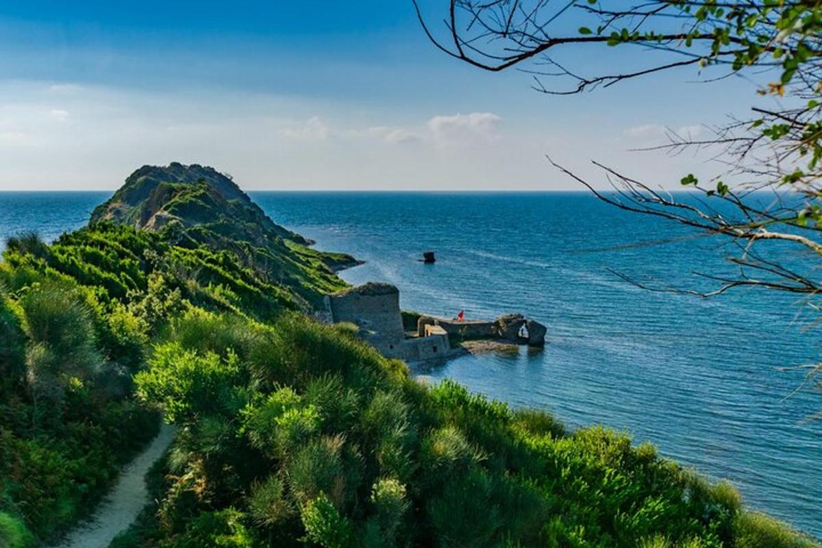 вид на водойму з горою