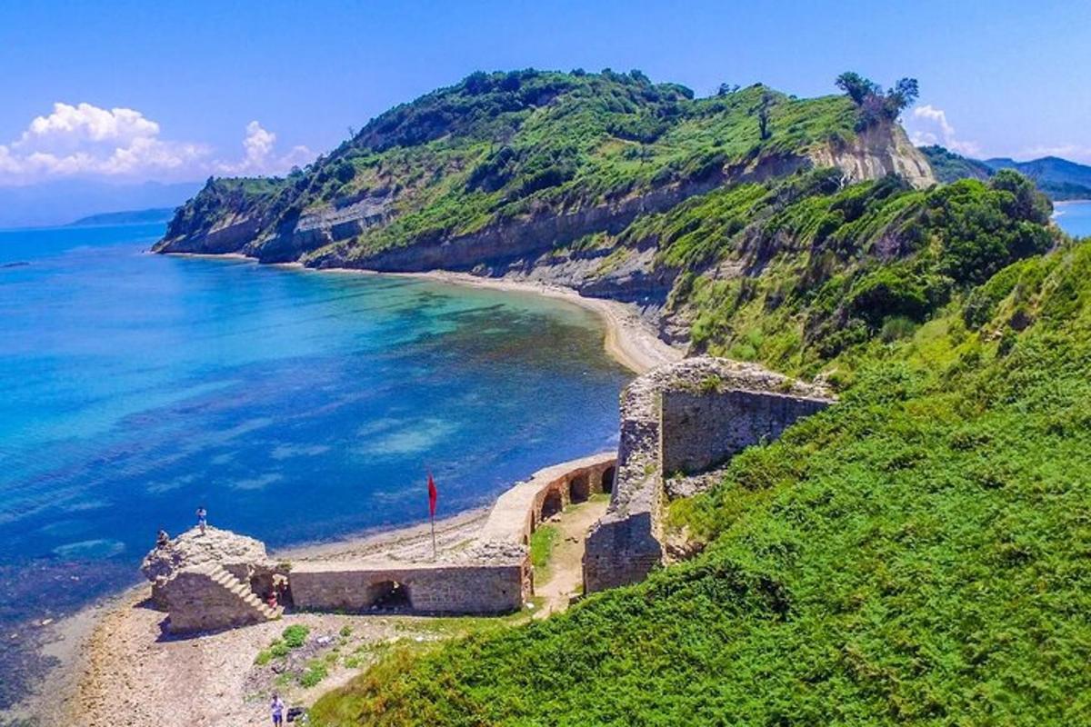 một góc nhìn ra bãi biển và đại dương trên một ngọn đồi