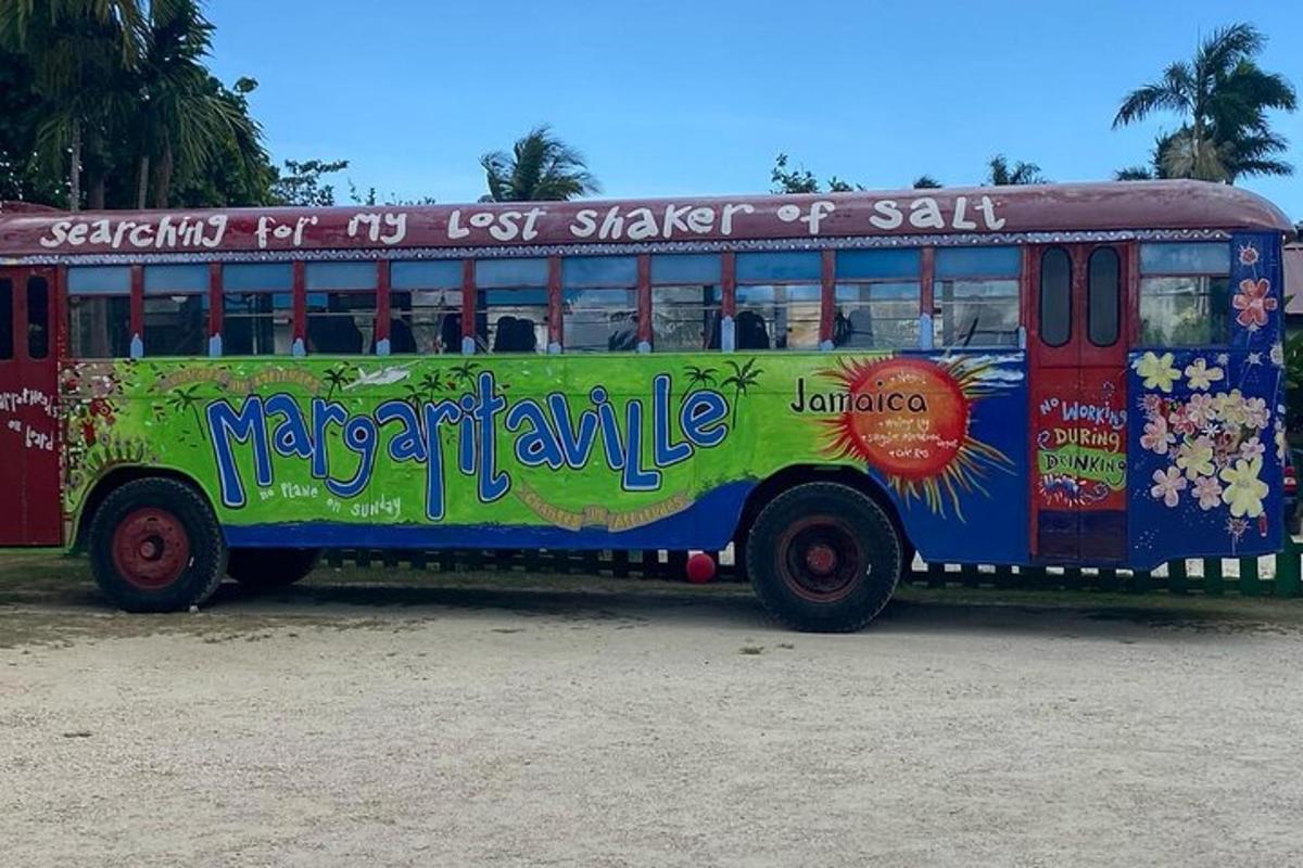 värviline buss on pargitud tänavale