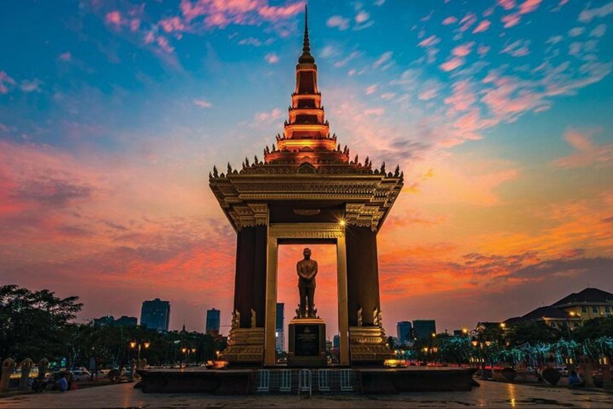 patung lelaki di hadapan matahari terbenam