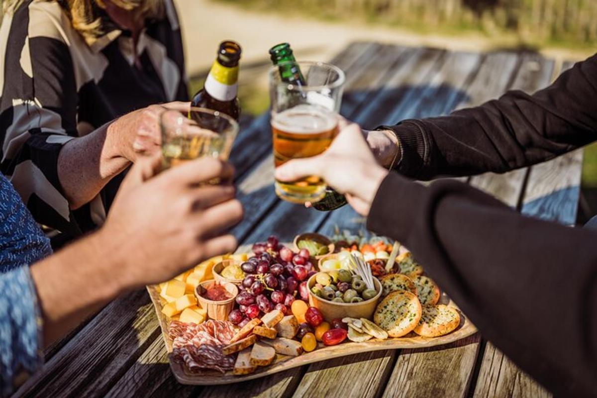 ピクニックテーブルに食べ物の皿を持って座っている人々のグループ