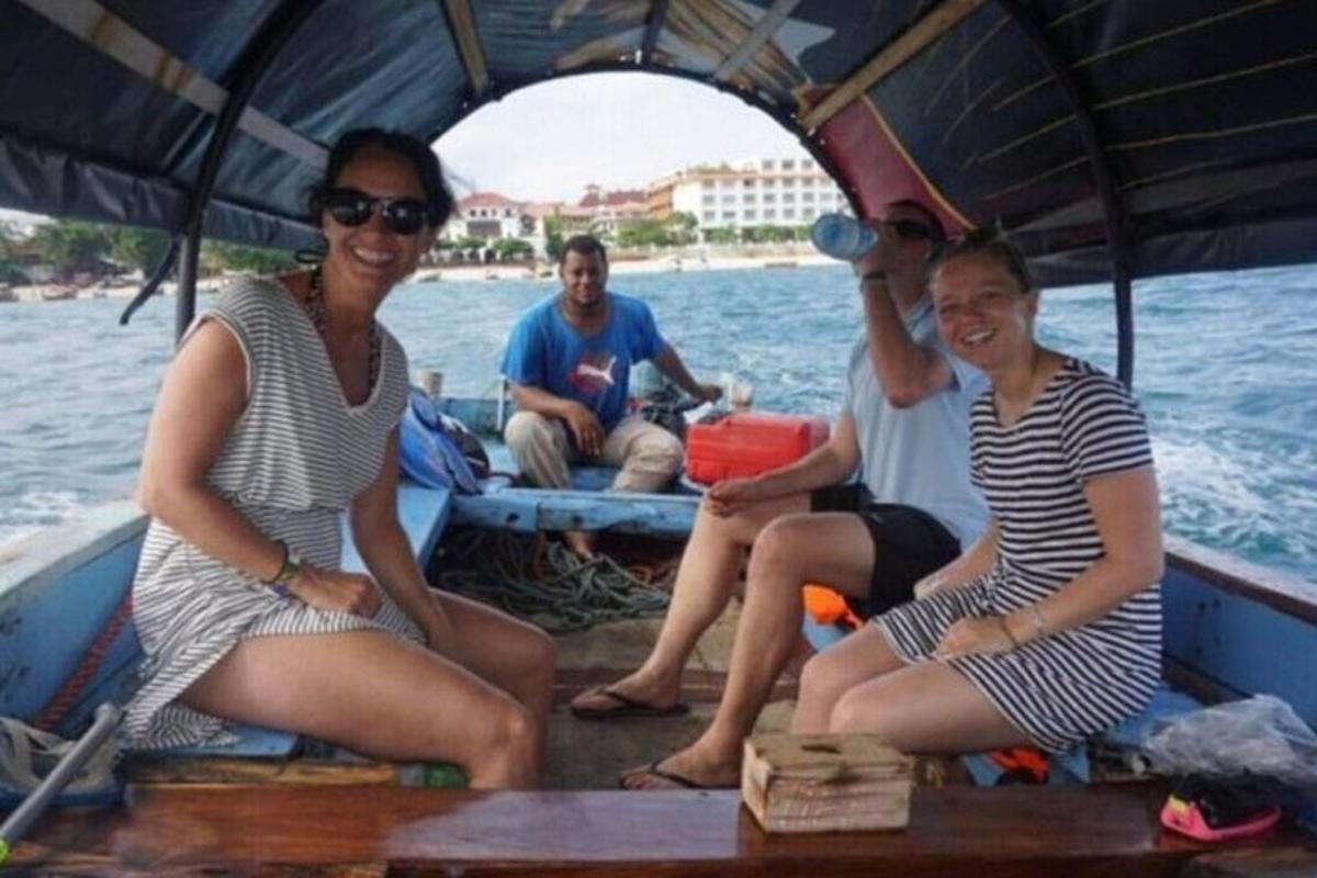 un gruppo di persone sedute su una barca in acqua