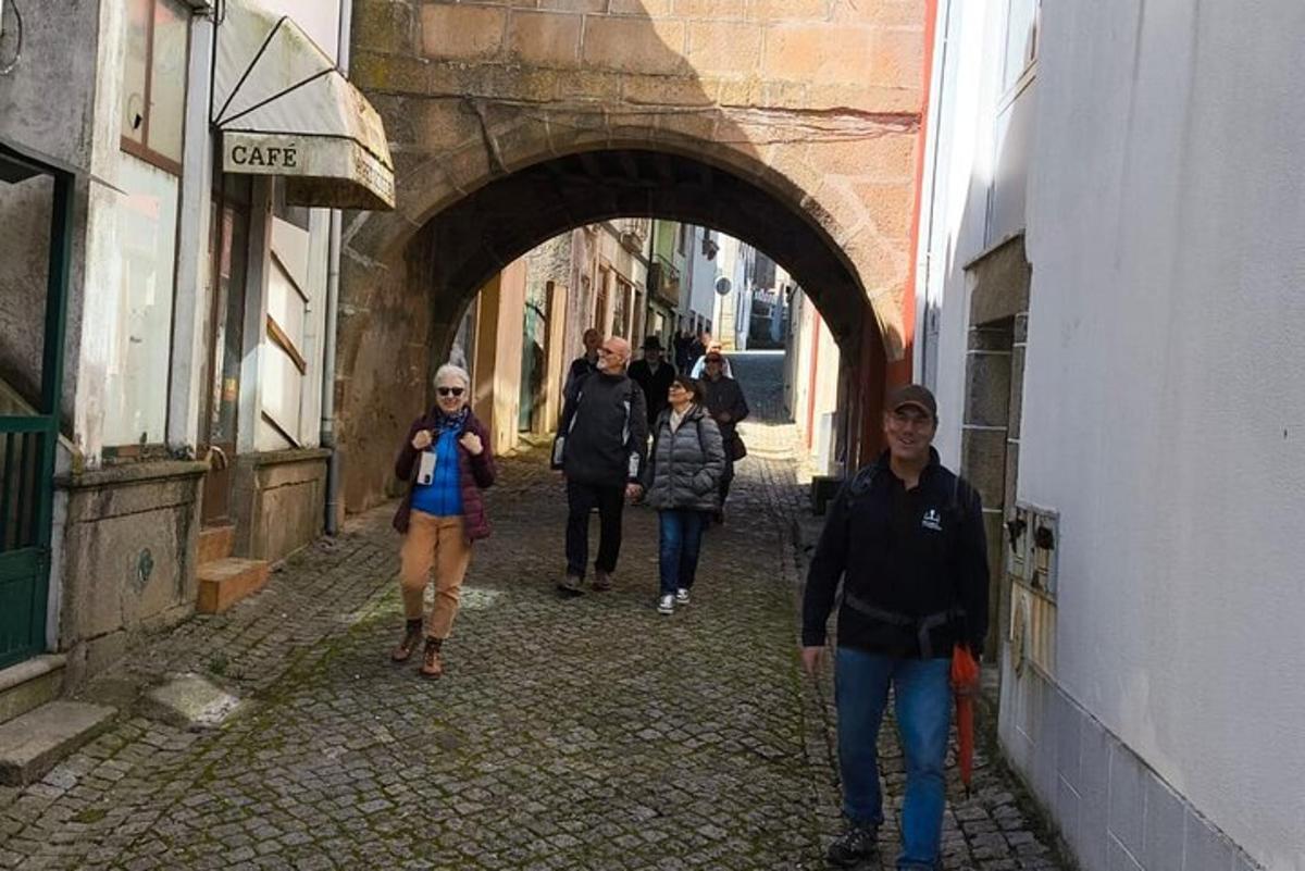 um grupo de pessoas caminhando por um beco