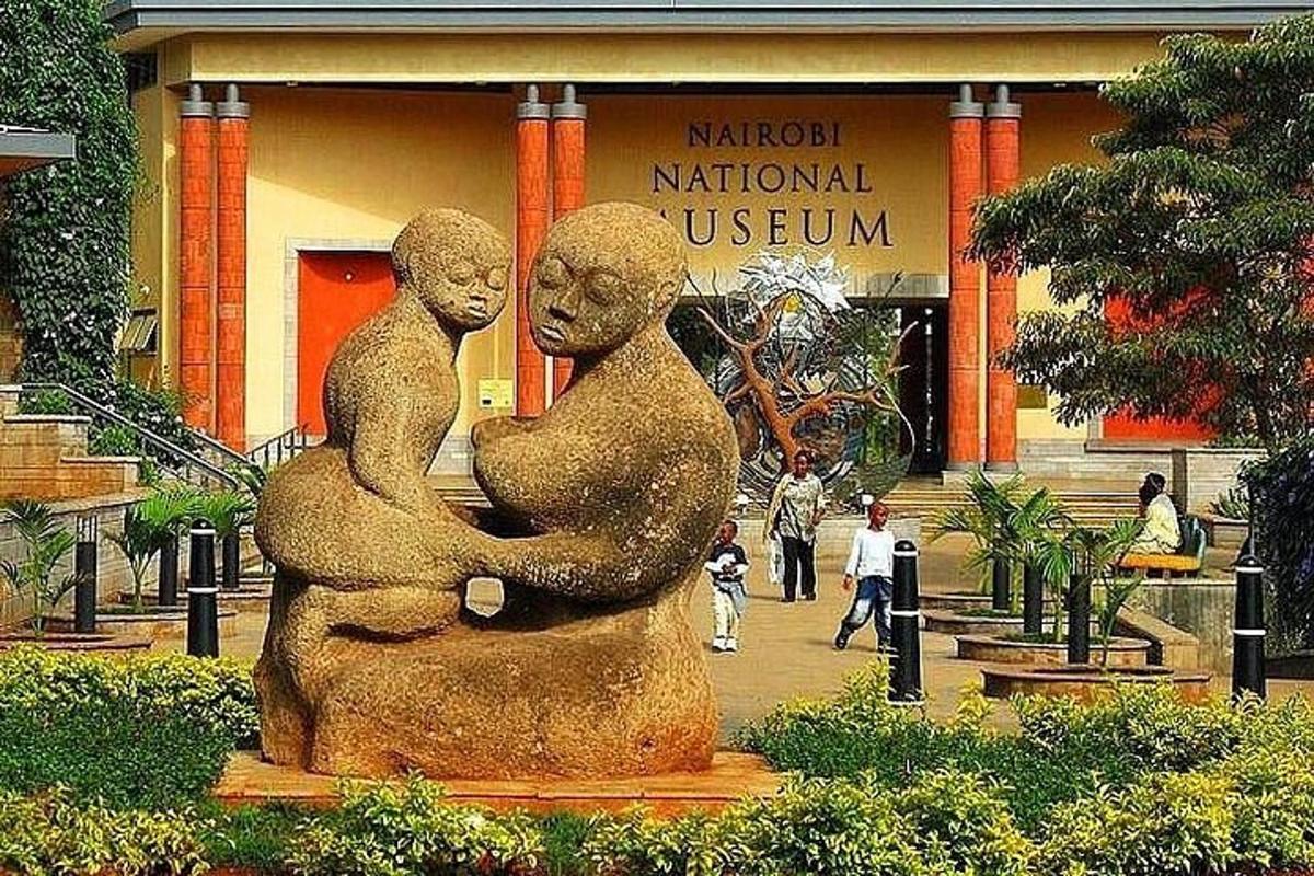 uma estátua de duas mulheres em frente a um museu