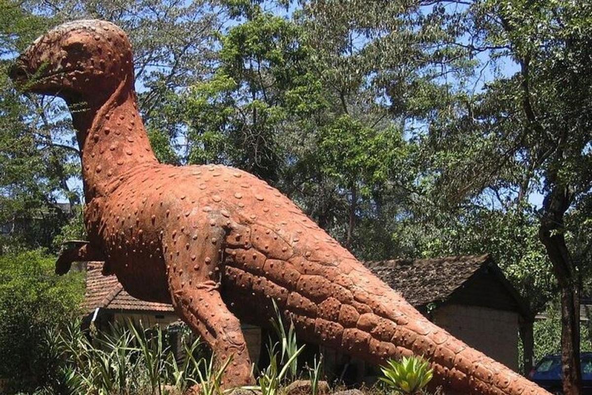 patung ayam duduk di rumput