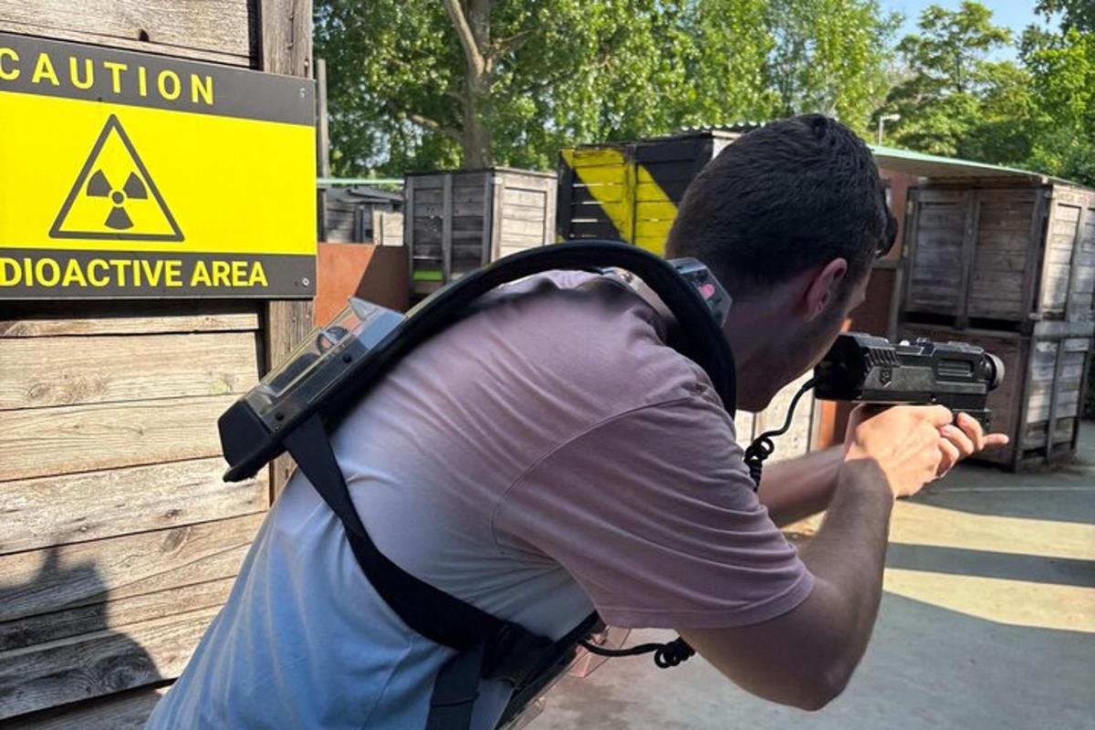 un uomo con una macchina fotografica che scatta una foto di un cartello