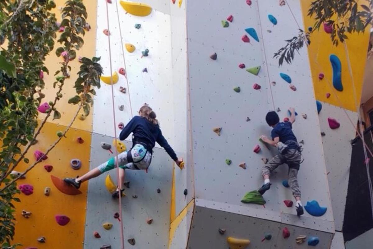 deux personnes grimpant sur un mur d'escalade