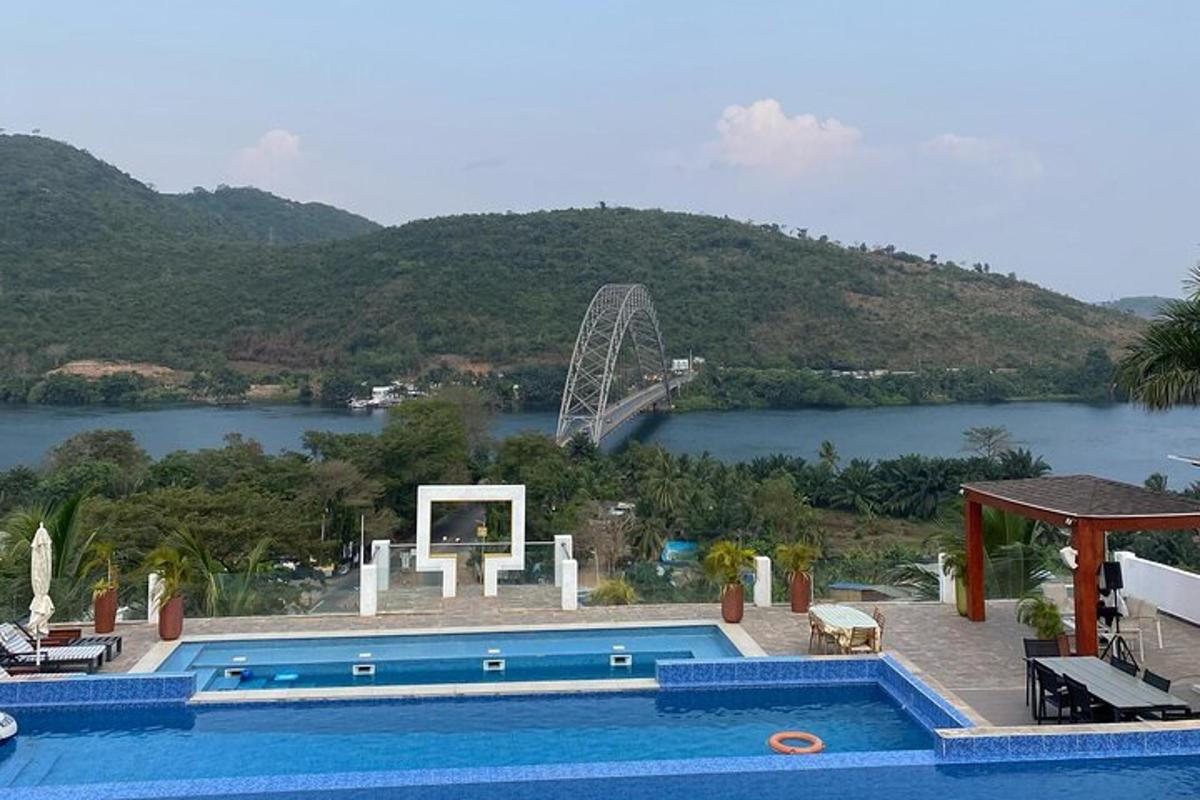 kolam renang dengan pemandangan perairan