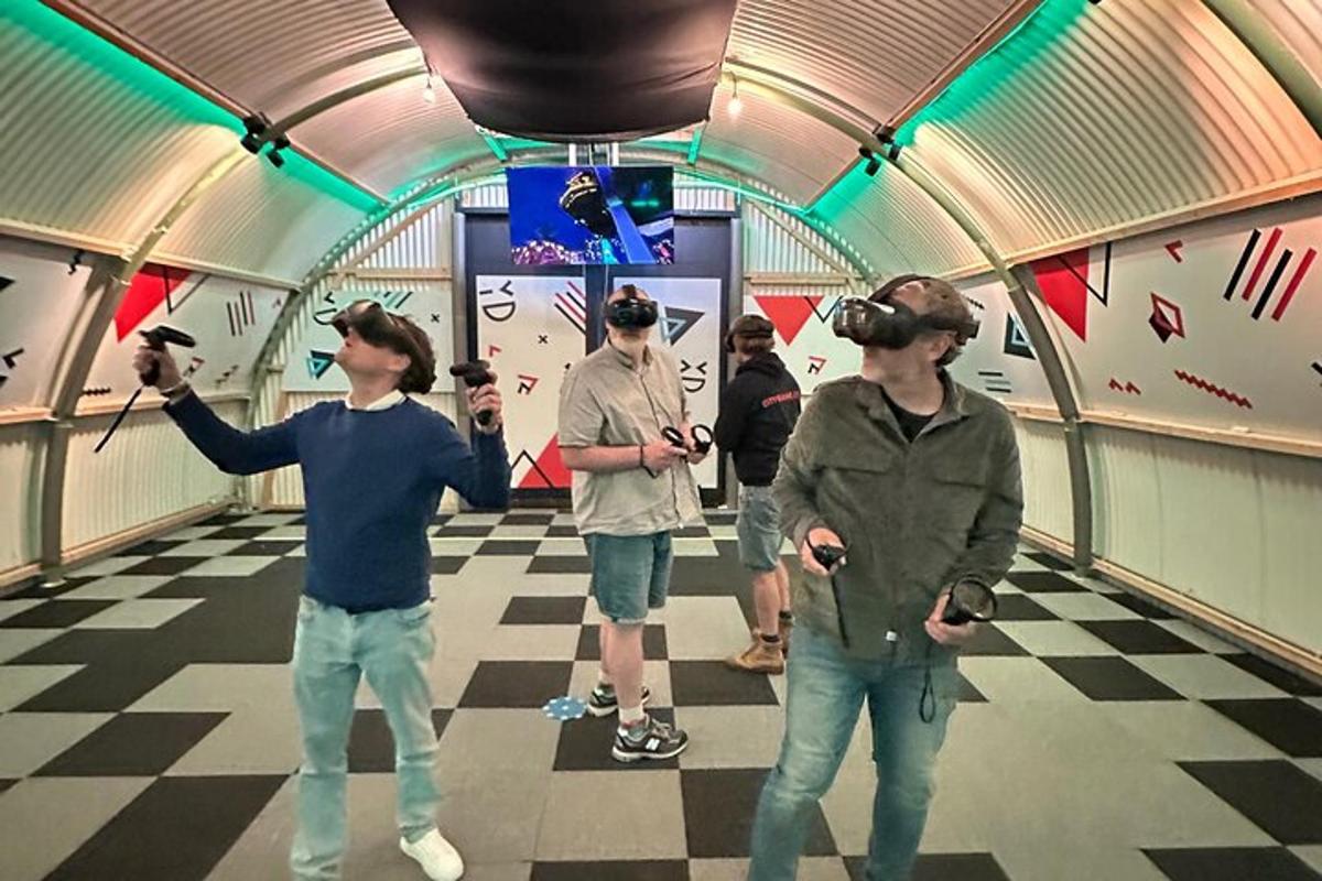 un gruppo di persone in piedi in un tunnel con occhiali per realtà virtuale