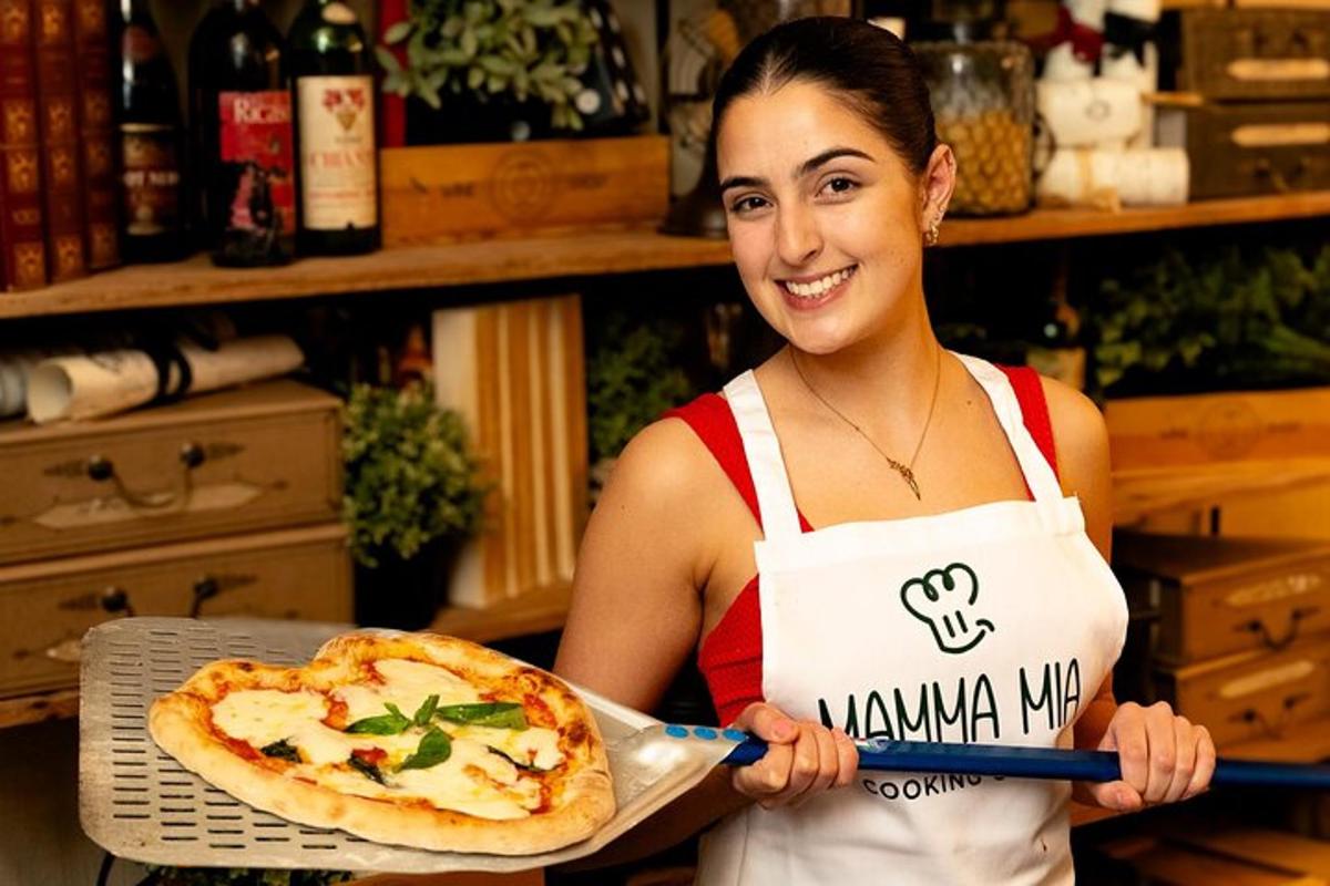 uma mulher segurando uma pizza em uma loja