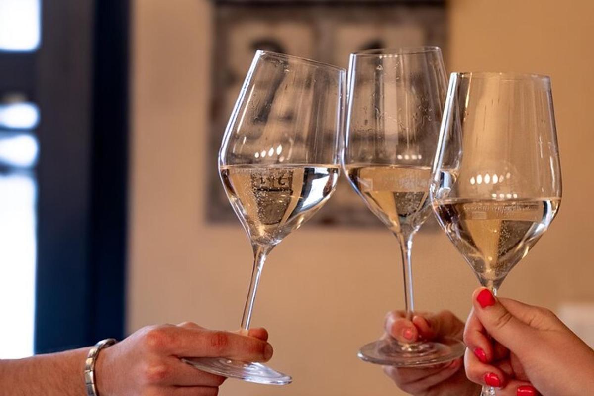 três pessoas segurando taças de vinho branco