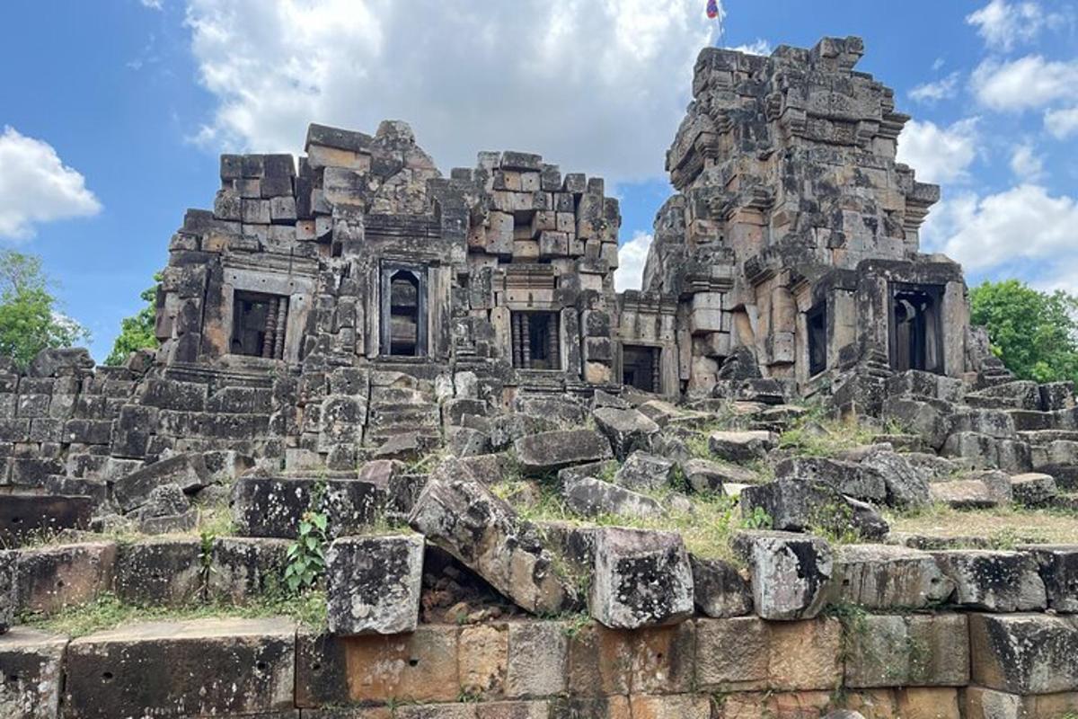 Un antiguo edificio de piedra sobre las ruinas de un antiguo templo.