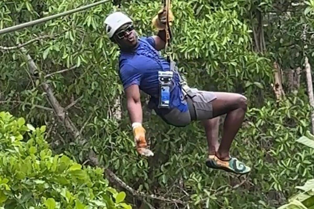egy férfi egy zipline-on a dzsungelben