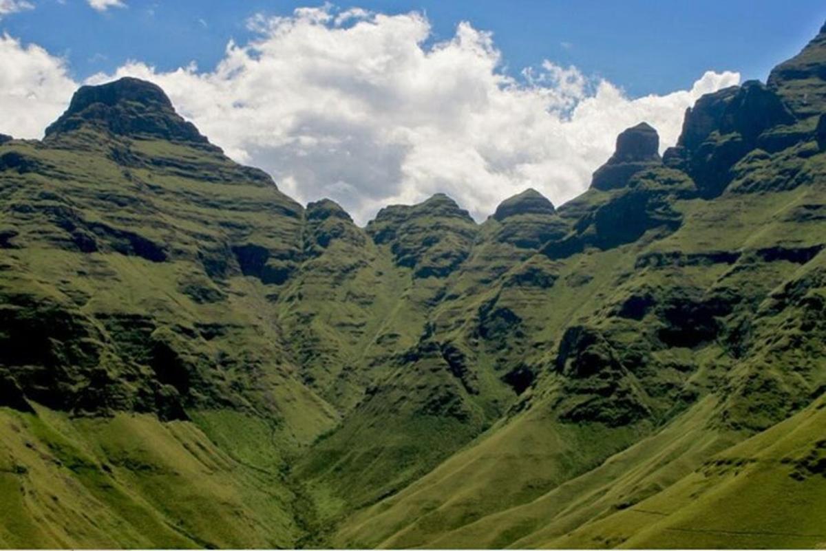 pemandangan banjaran gunung dengan awan di langit