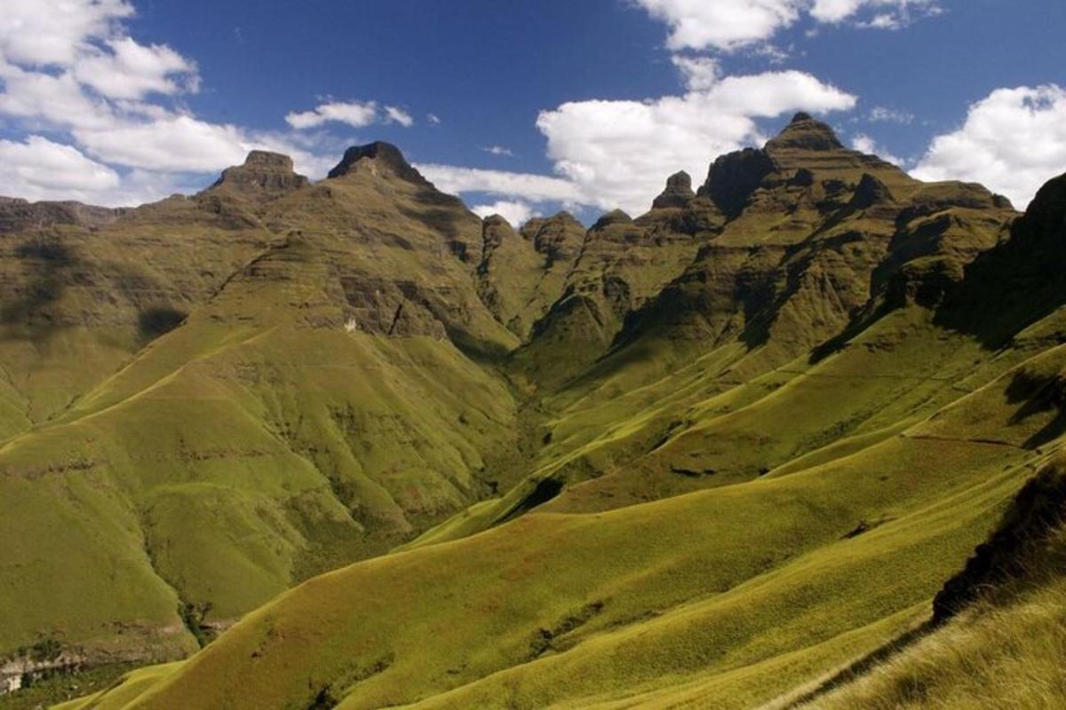 pemandangan banjaran gunung dengan rumput hijau