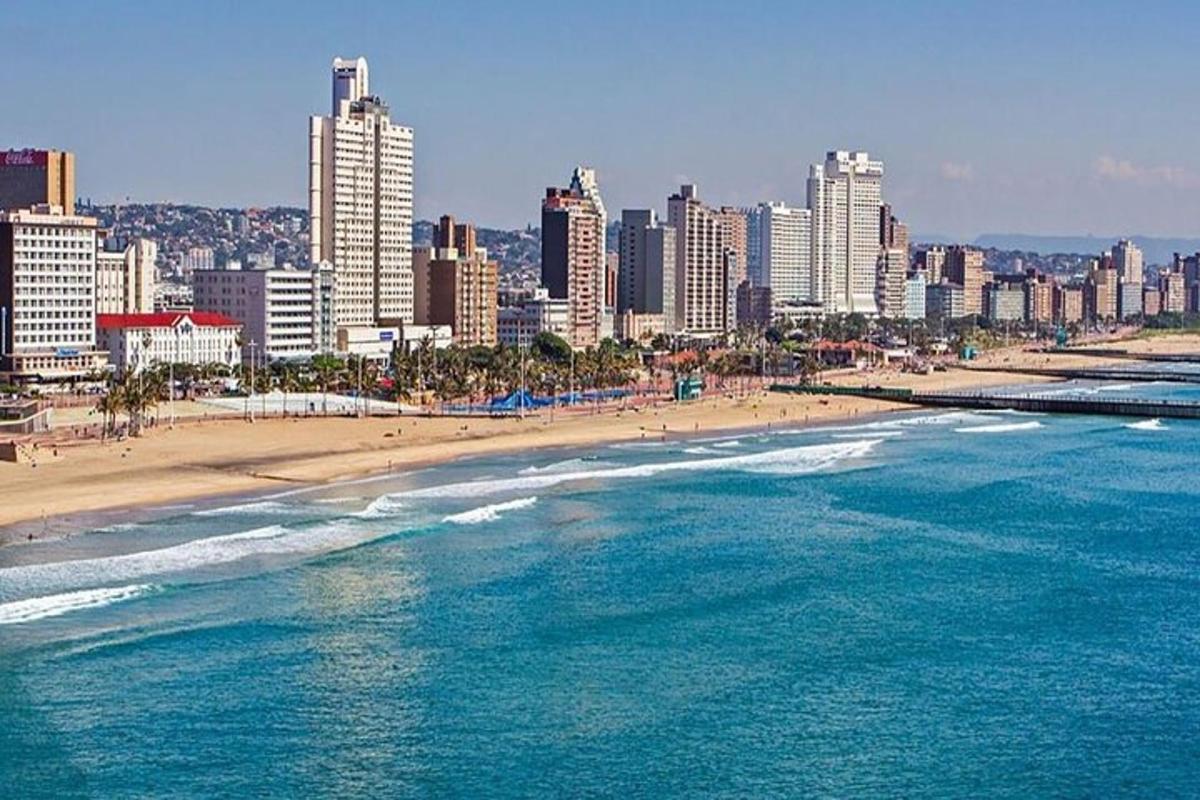 pemandangan pantai dan bandar dengan bangunan tinggi