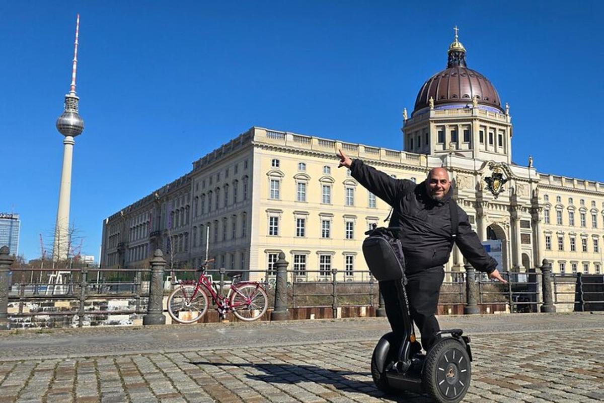Ένας άντρας κάνει ποδήλατο με segway μπροστά από ένα κτίριο