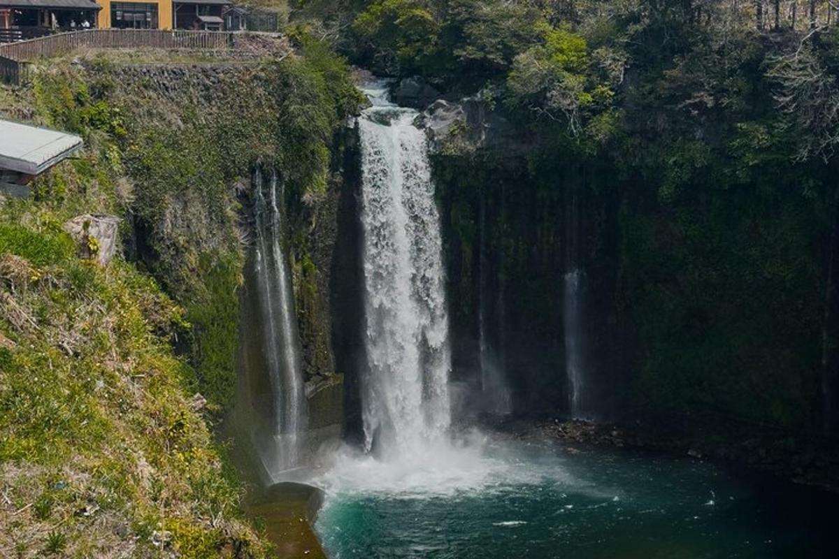 una cascata sul fianco di una montagna con acqua