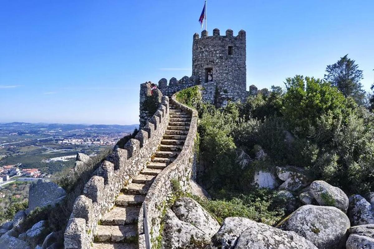 ένα κάστρο σε έναν λόφο με πέτρινο τοίχο