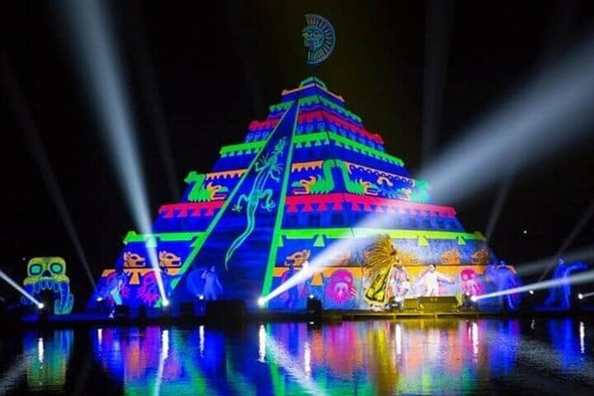 夜晚点亮的圣诞树