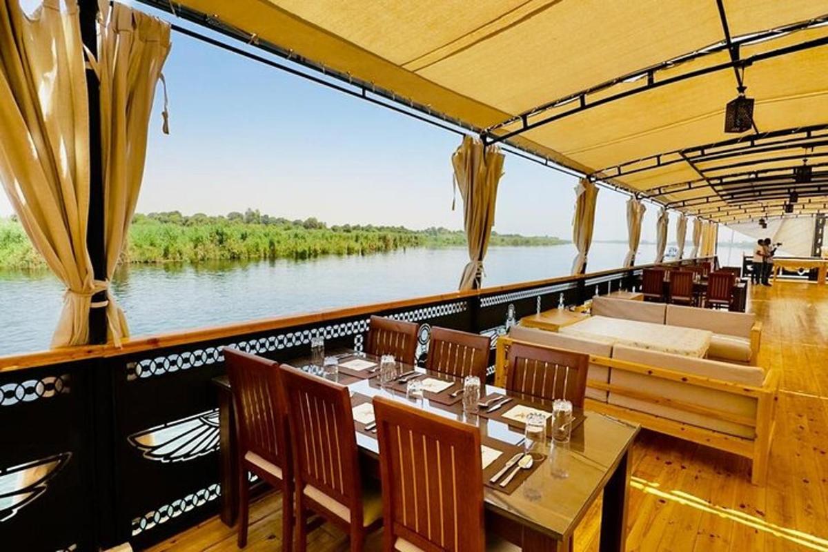 restaurace na lodi na řece