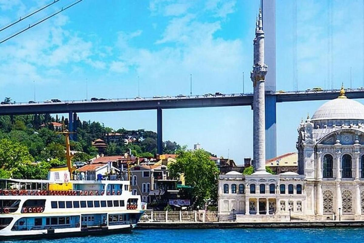 um barco na água ao lado de uma mesquita e uma ponte