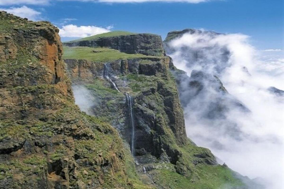 uma montanha com uma cachoeira ao lado