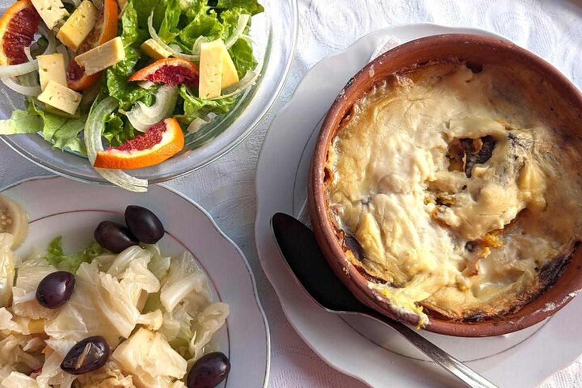 uma mesa coberta com pratos de comida e uma tigela de salada