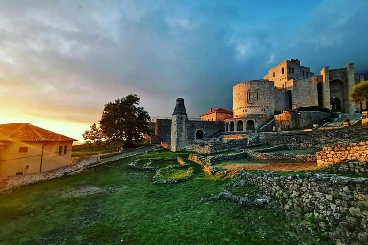 ένα μεγάλο κάστρο πάνω σε ένα καταπράσινο χωράφι