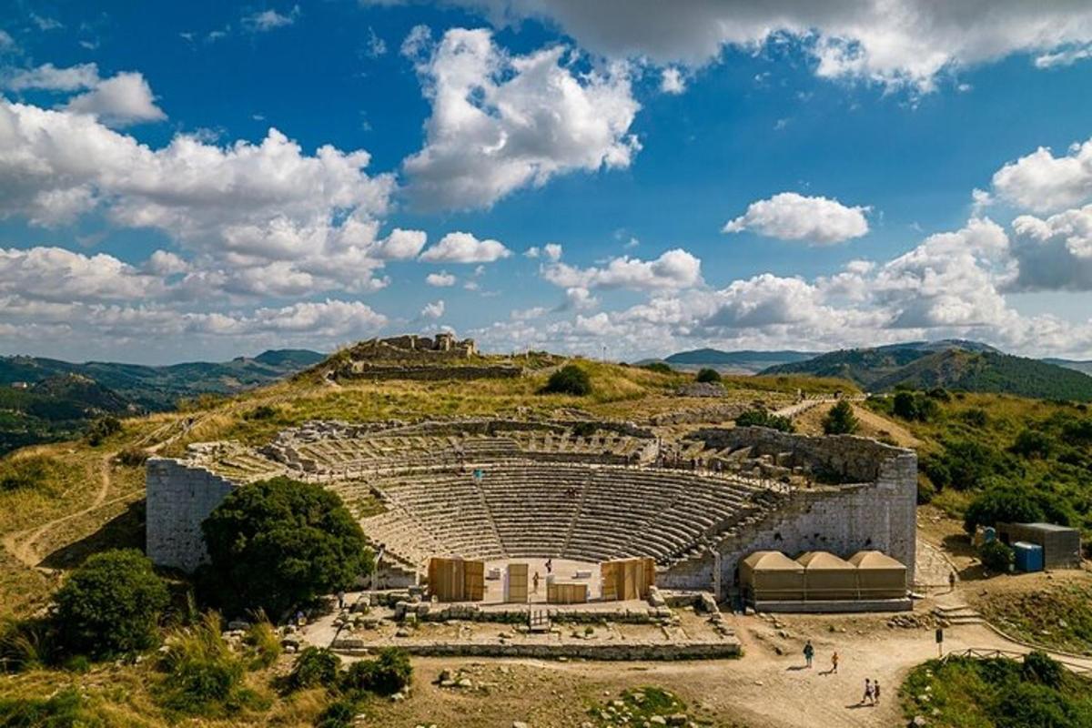 un antiguo anfiteatro en la cima de una colina