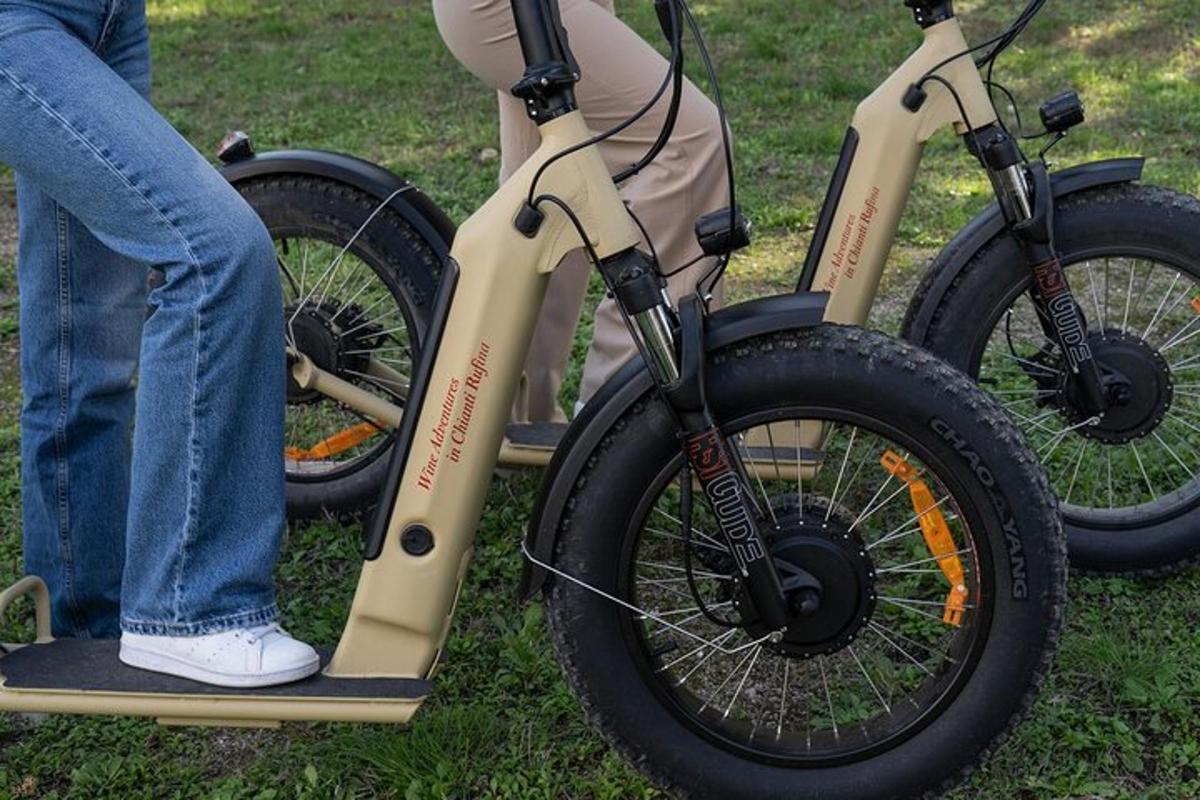 Dva človeka stojita na svojih električnih kolesih