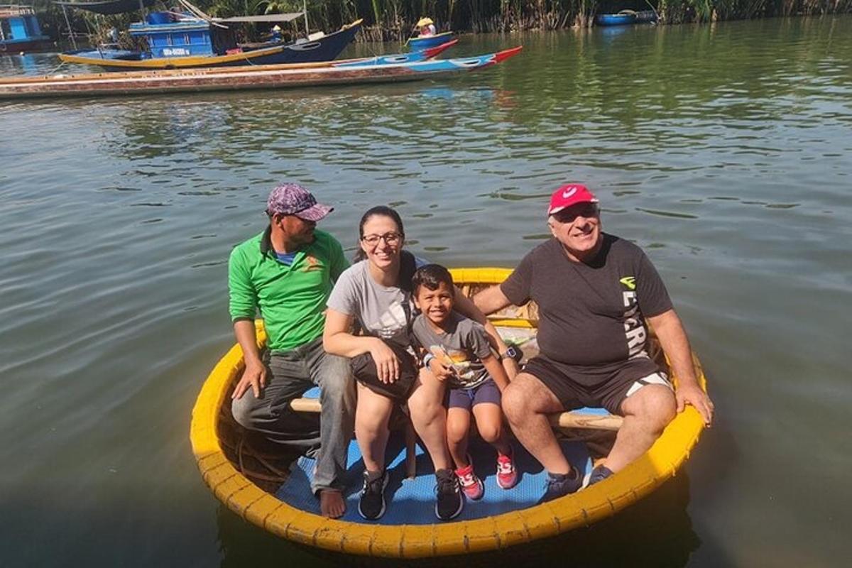 um grupo de pessoas sentadas em uma jangada amarela na água