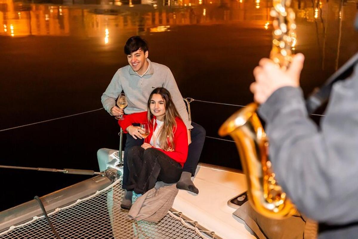 um homem e uma mulher sentados em um barco