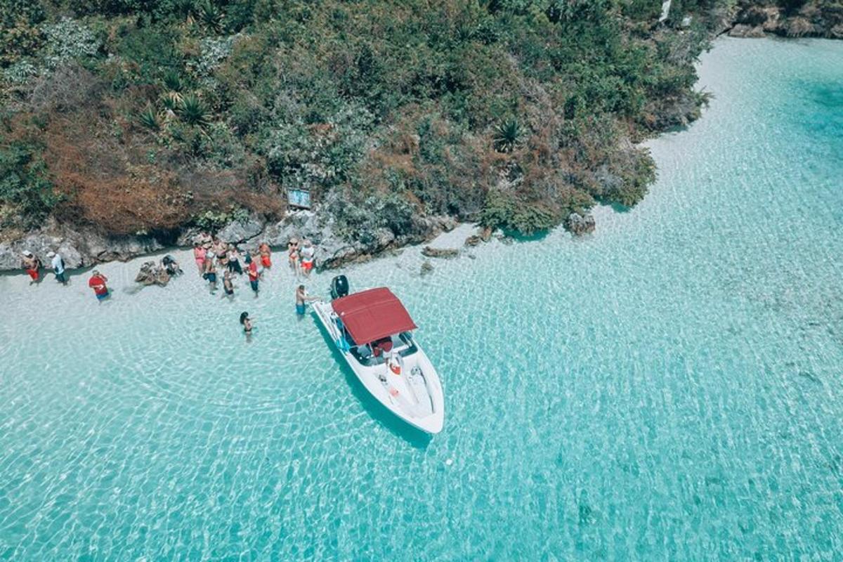 una vista aerea di una barca in uno specchio d'acqua