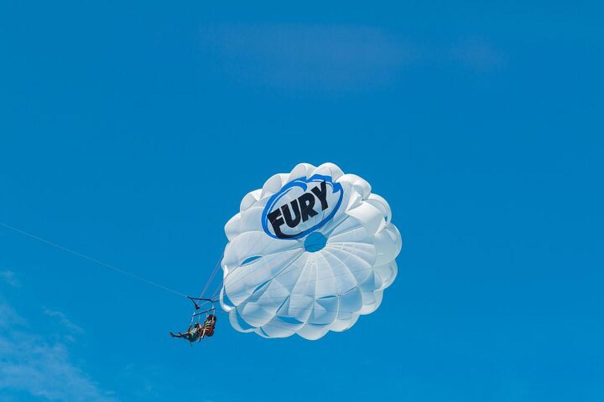 ein Heißluftballon, der in den Himmel fliegt