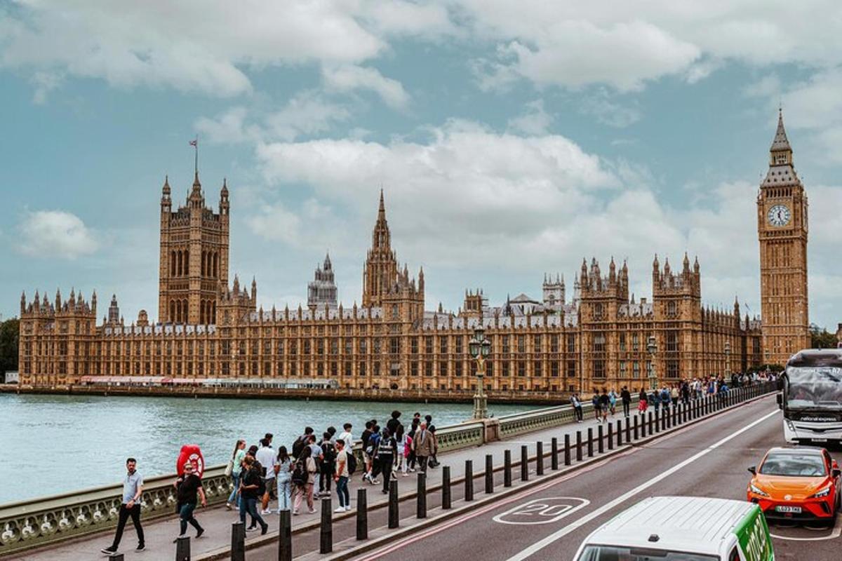 suuri rakennus, jossa on kellotorni ja big ben