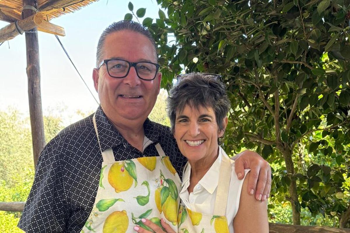 ein Mann und eine Frau posieren für ein Foto