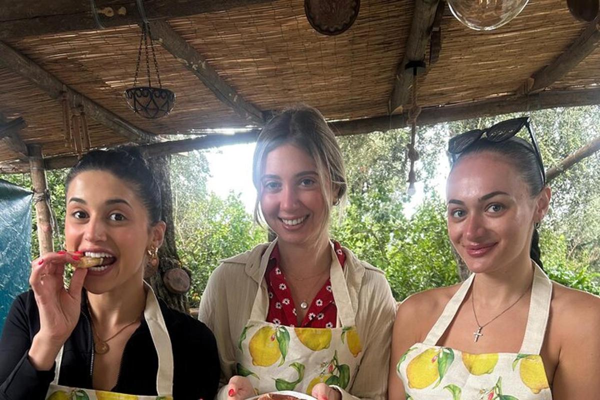 drei junge Frauen sitzen nebeneinander und essen