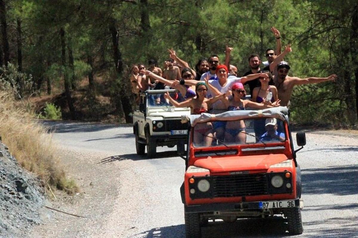 μια ομάδα ανθρώπων που επιβαίνουν στο πίσω μέρος ενός φορτηγού