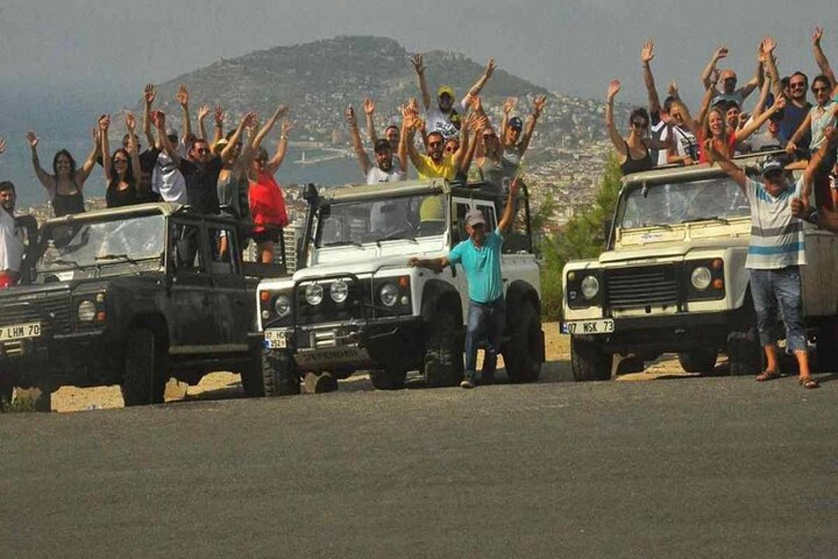 μια ομάδα ανθρώπων που στέκονται στο πίσω μέρος φορτηγών