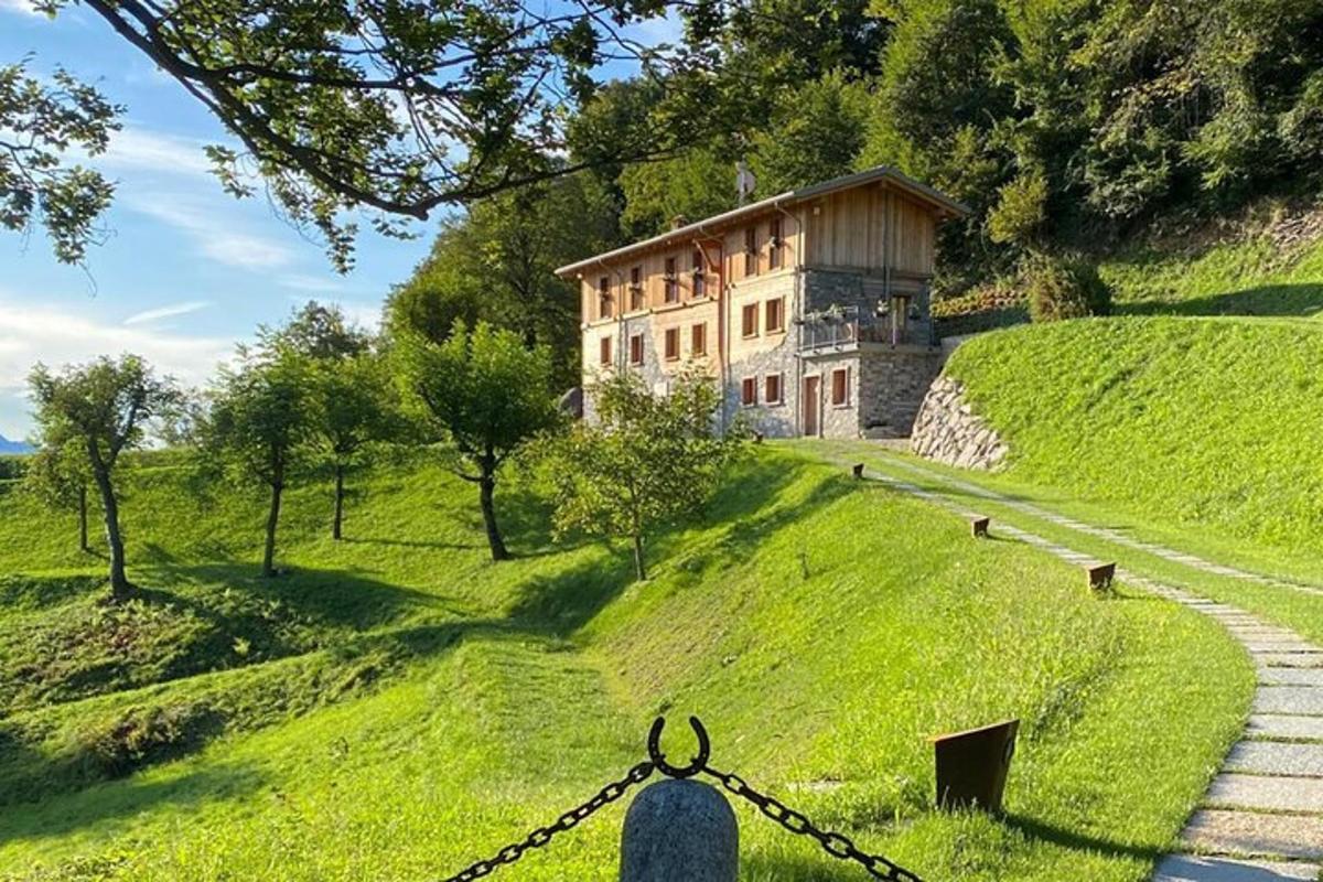 un edificio su una collina erbosa con una recinzione