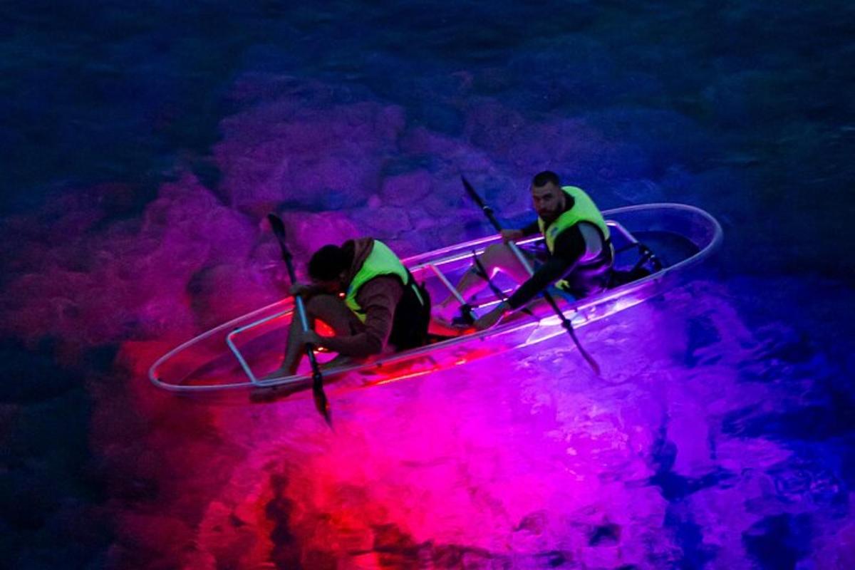 due uomini in una barca con pagaie in luce rosa