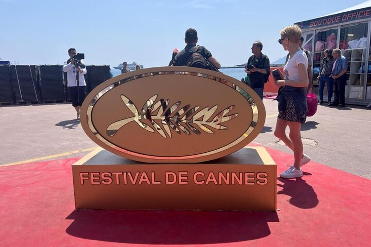 a woman standing in front of a sign that reads festival de games